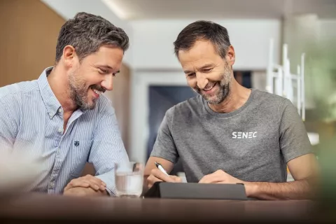 Ein Beratungsgespräch wischen einem Kunden und einem Senec-Fachpartner.